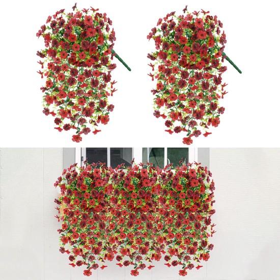 Duvardan Sarkan Yapay Çiçekler