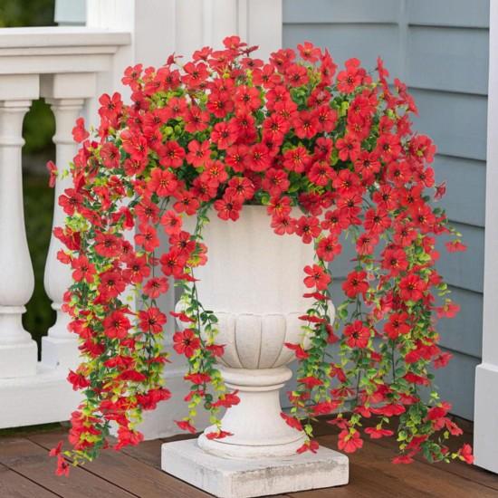 Duvardan Sarkan Yapay Çiçekler