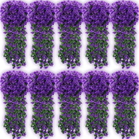 Duvardan Sarkan Yapay Çiçekler