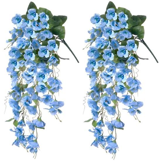 Duvardan Sarkan Yapay Çiçekler